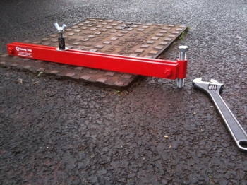 Mustang DQ8 Manhole Cover Seal Breaker 700mm