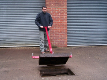Mustang DQ4 Pivot Lift Manhole Cover Lifter